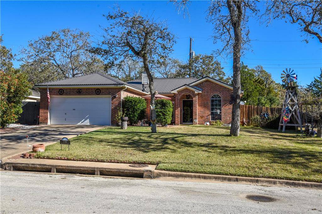 730 Rolling Oaks DR, Giddings, TX 78942