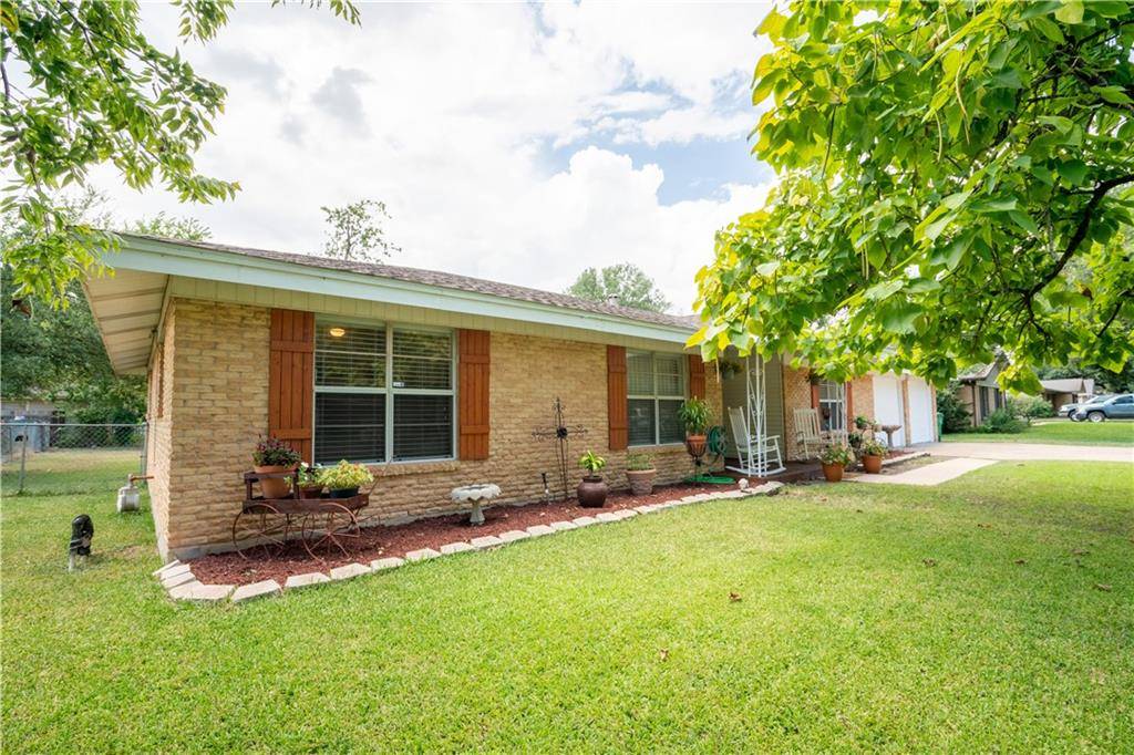2001 Lathan LN, Taylor, TX 76574