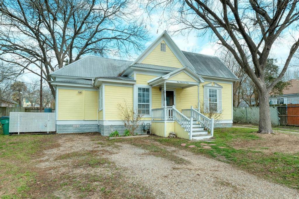 1004 W 5th ST, Taylor, TX 76574