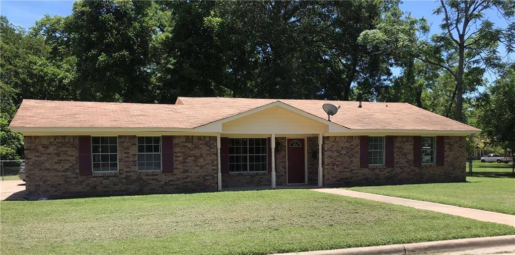 805 N Washington Ave, Cameron, TX 76520