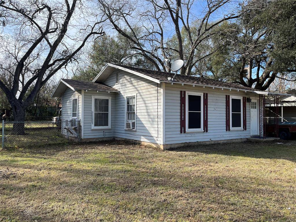 521 College ST, Rockdale, TX 76567