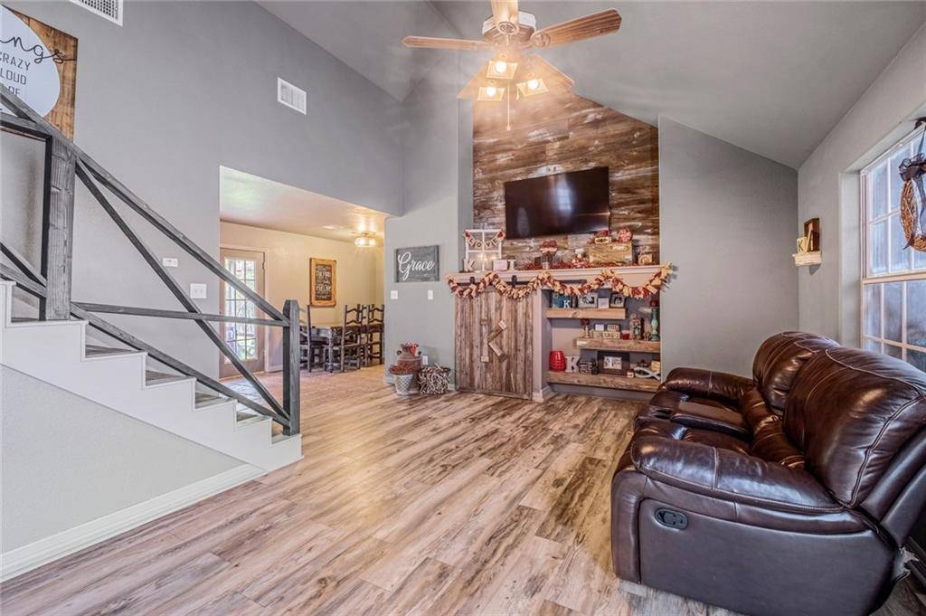 1265 E Independence ST, Giddings, TX 78942