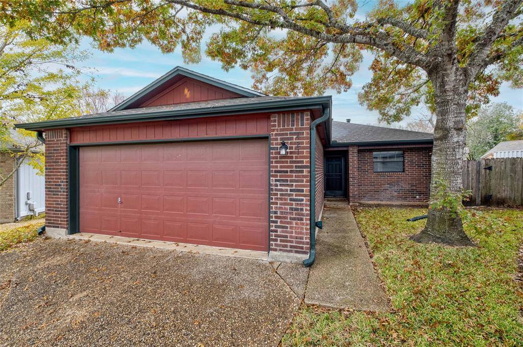 421 Village LN, Buda, TX 78610