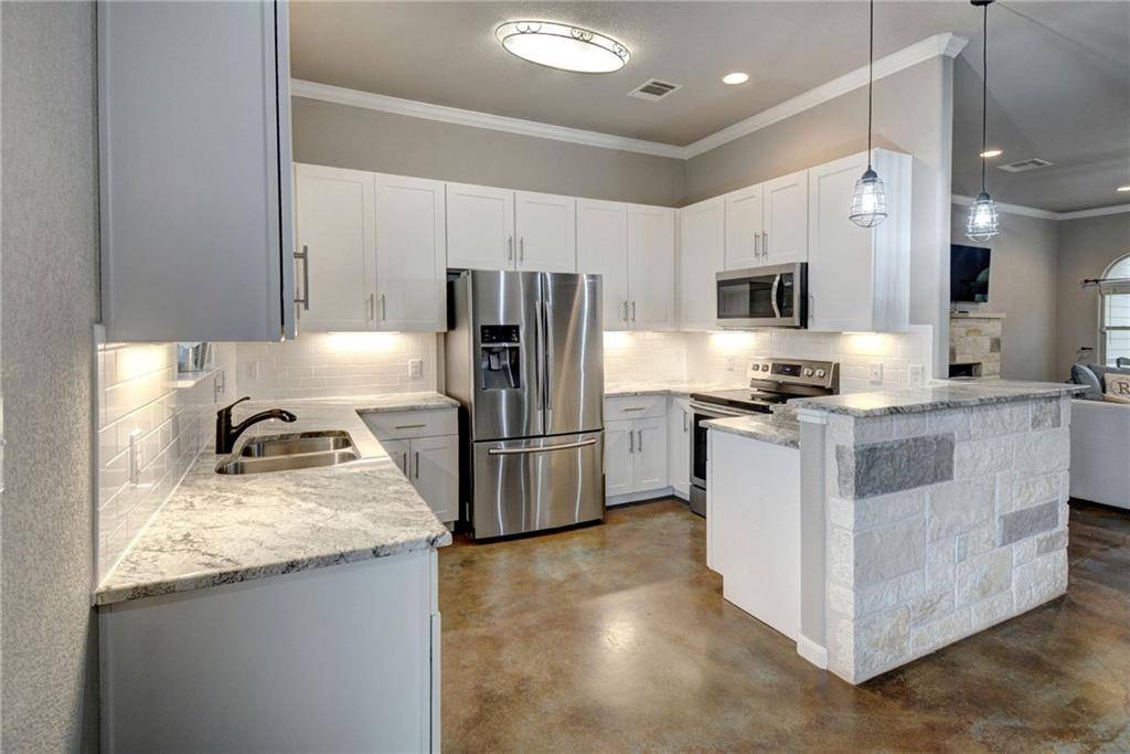 182 Waipahoehoe DR, Bastrop, TX 78602