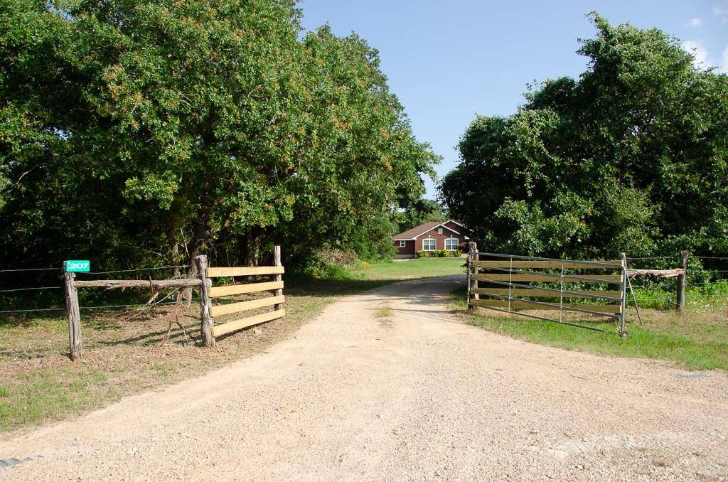 207 Private Road 2004, Rockdale, TX 76567