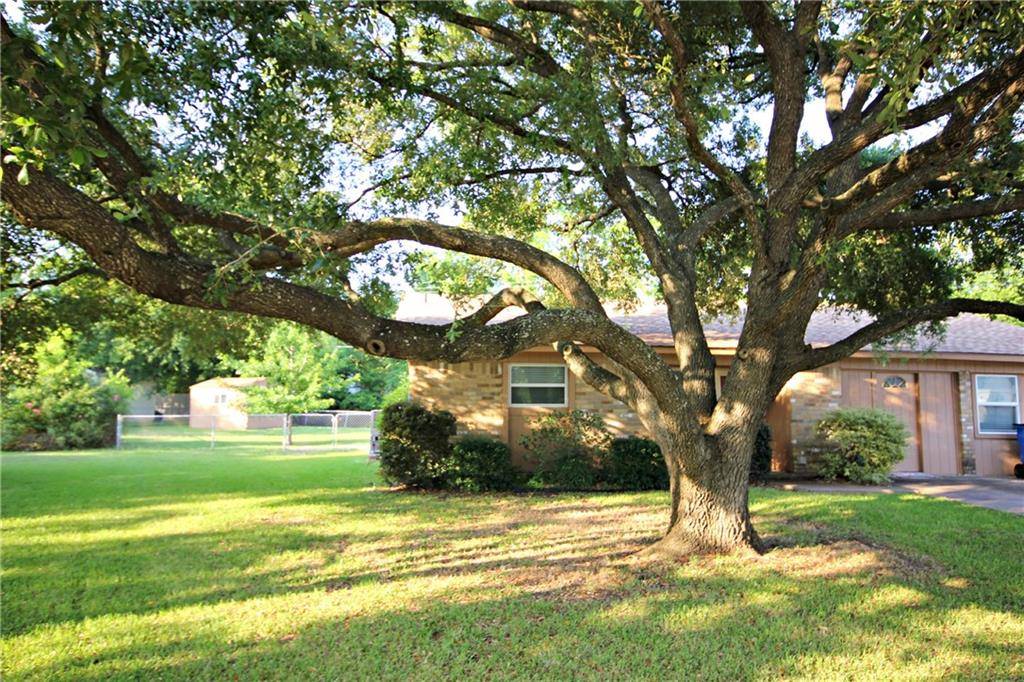 702 Brookwood ST, Taylor, TX 76574