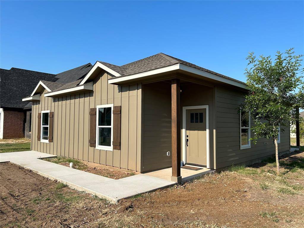 890 S Grimes ST, Giddings, TX 78942