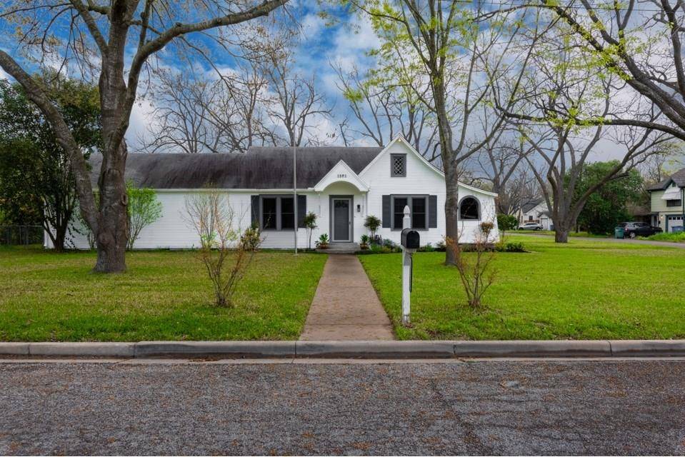 1302 Thompson ST, Taylor, TX 76574