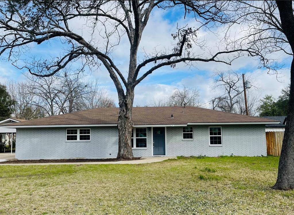 806 E 10th ST, Cameron, TX 76520