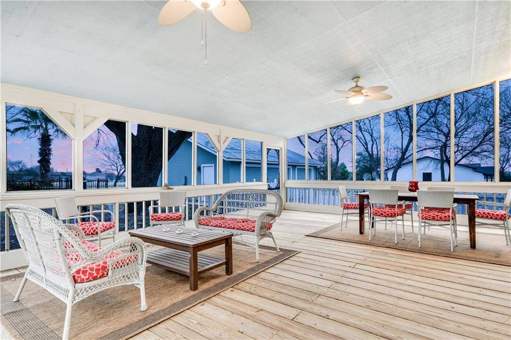 208 E Live Oak ST, Hutto, TX 78634