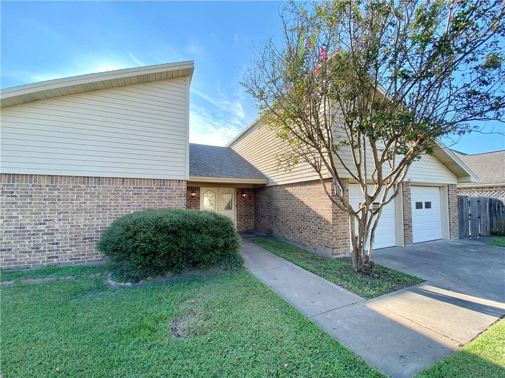 245 Gruetzner DR, Giddings, TX 78942