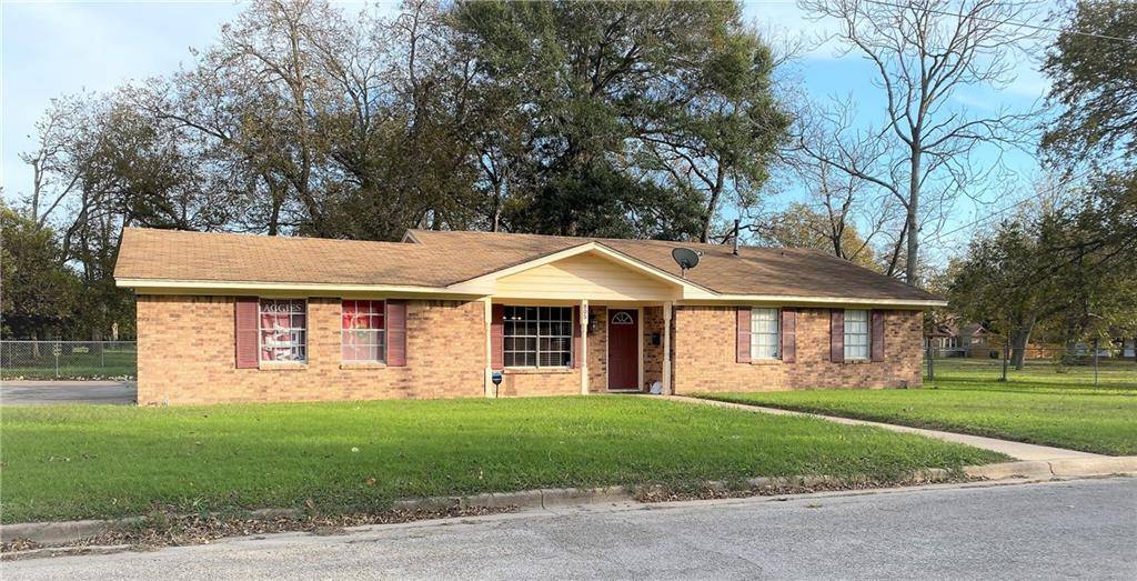 805 N Washington Ave, Cameron, TX 76520