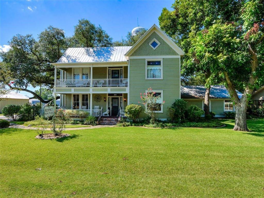 301 W Moore Ave, Moulton, TX 77975