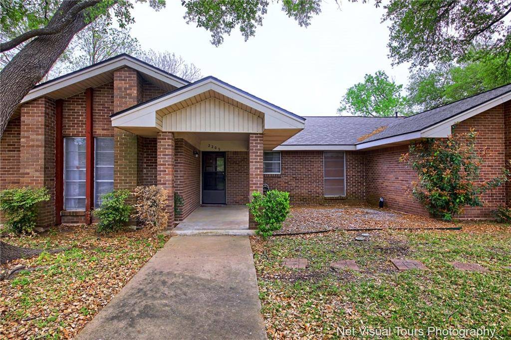 2209 Gladnell ST, Taylor, TX 76574