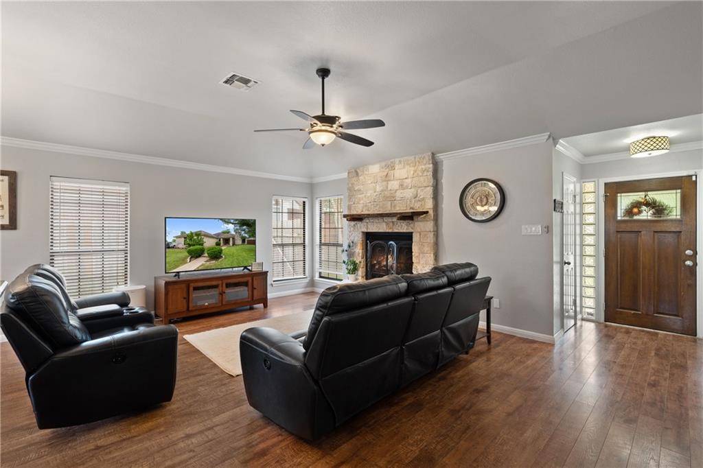 1801 Oaklawn DR, Taylor, TX 76574
