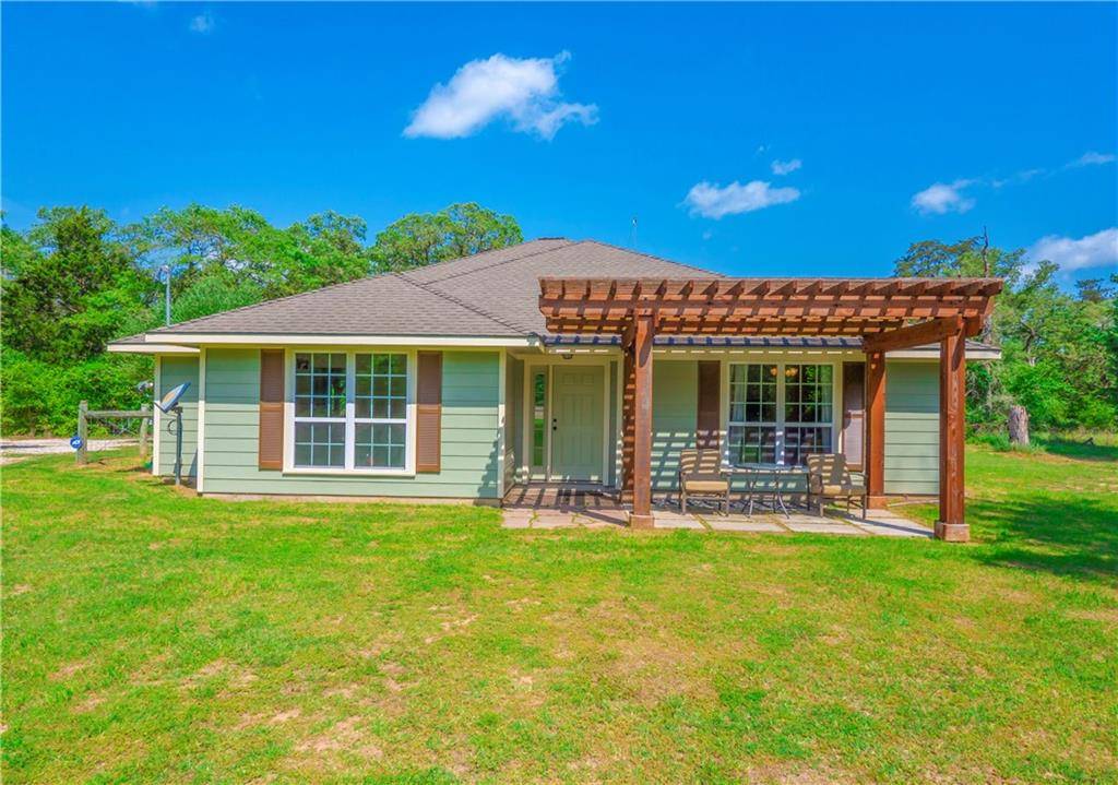 1067 County Rd B, Lexington, TX 78947
