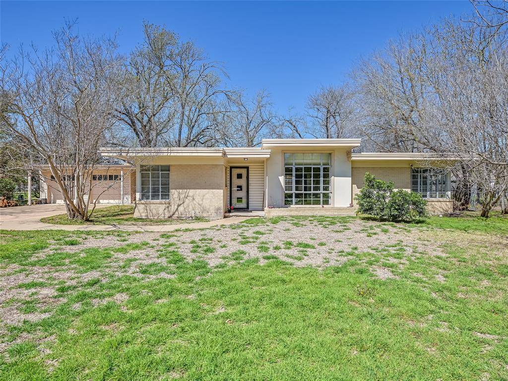 1506 W Lake DR, Taylor, TX 76574