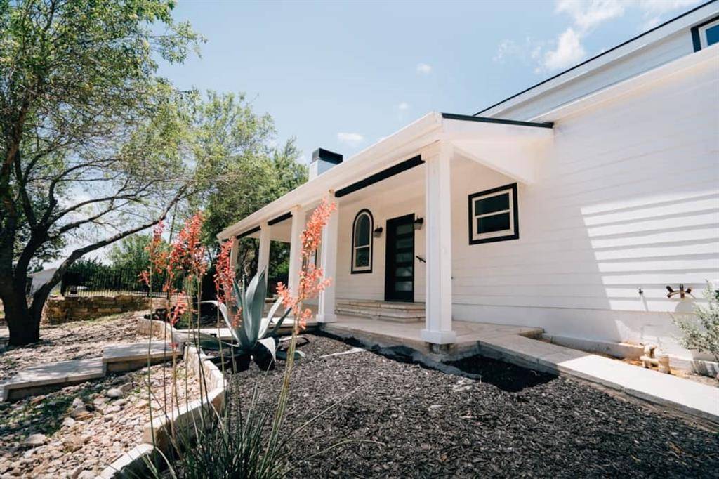 223 Hall LN, Spicewood, TX 78669