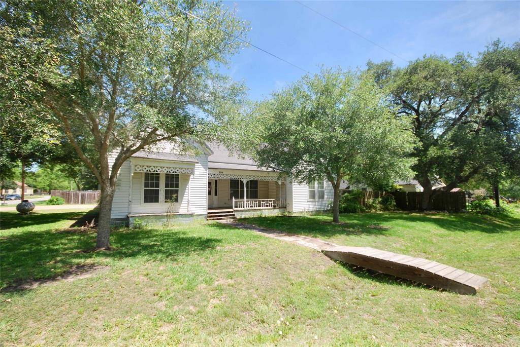 304 W McKinney ST, Moulton, TX 77975