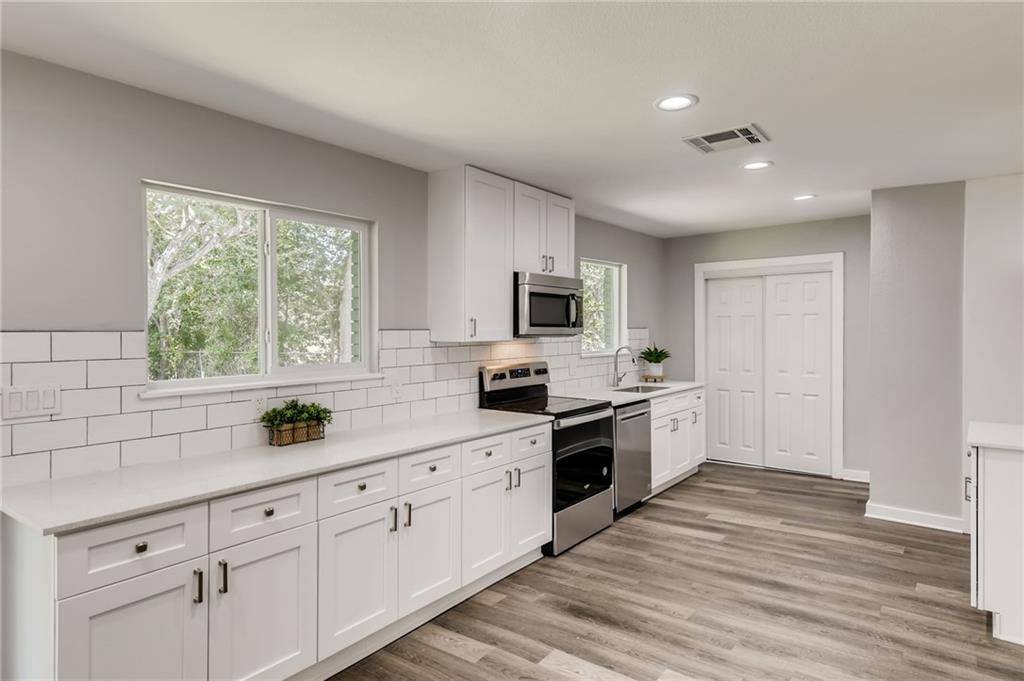 1003 Debus ST, Taylor, TX 76574