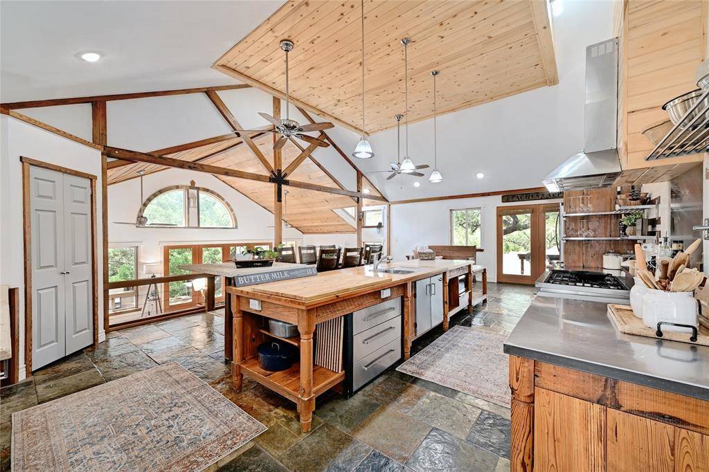 24216 FOSSIL TRL, Spicewood, TX 78669