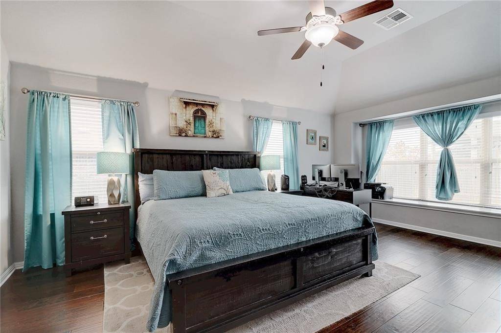 105 W Highfield ST, Hutto, TX 78634