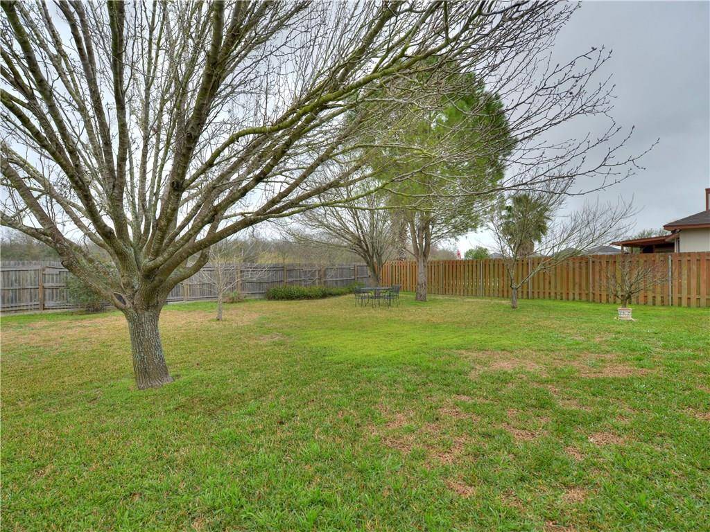 208 Meadowside DR, Hutto, TX 78634