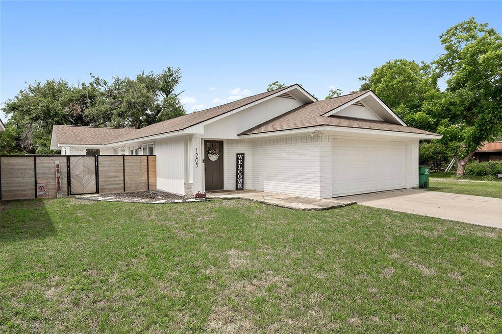 1205 E 16th ST, Cameron, TX 76520