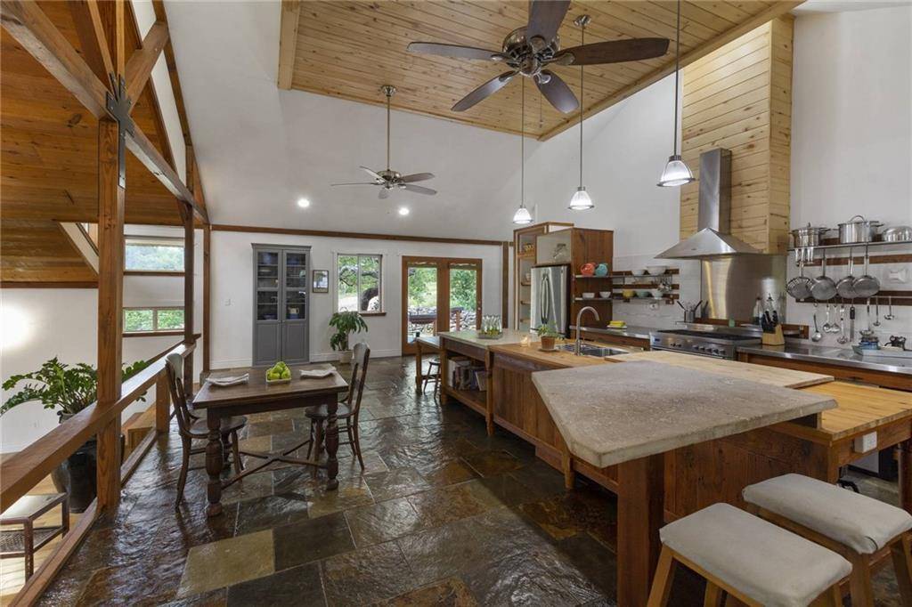 24216 FOSSIL TRL, Spicewood, TX 78669