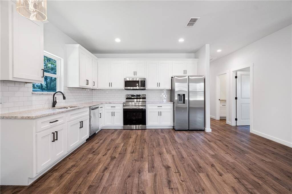 870 N Waco ST, Giddings, TX 78942
