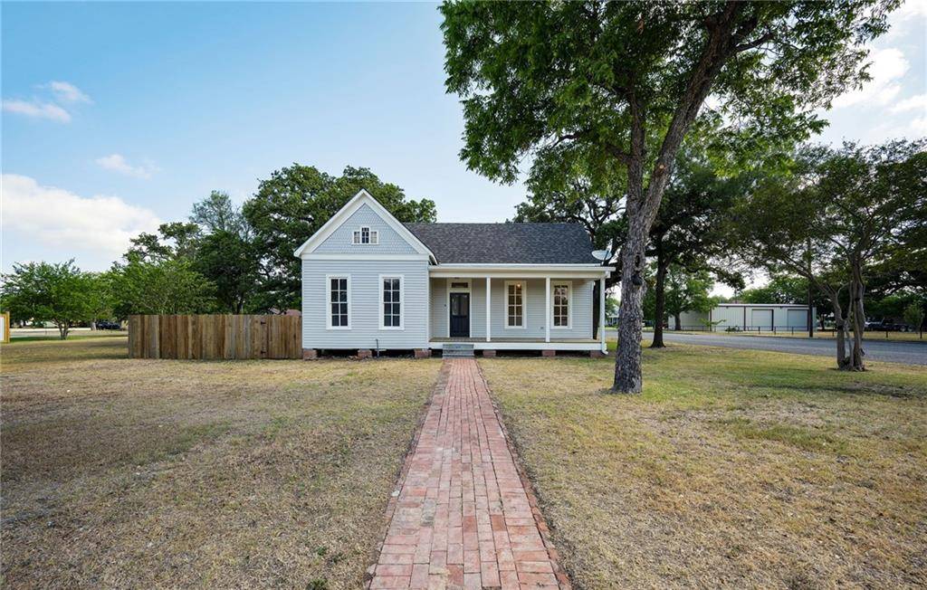 687 E Houston ST, Giddings, TX 78942