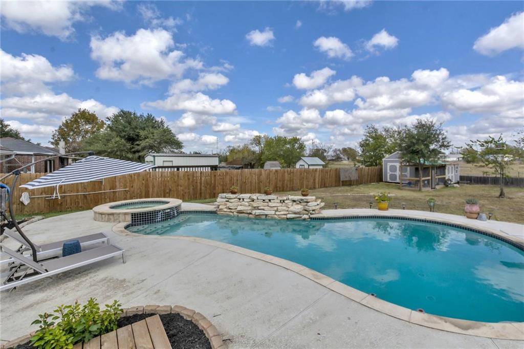 206 Creekside DR, Hutto, TX 78634