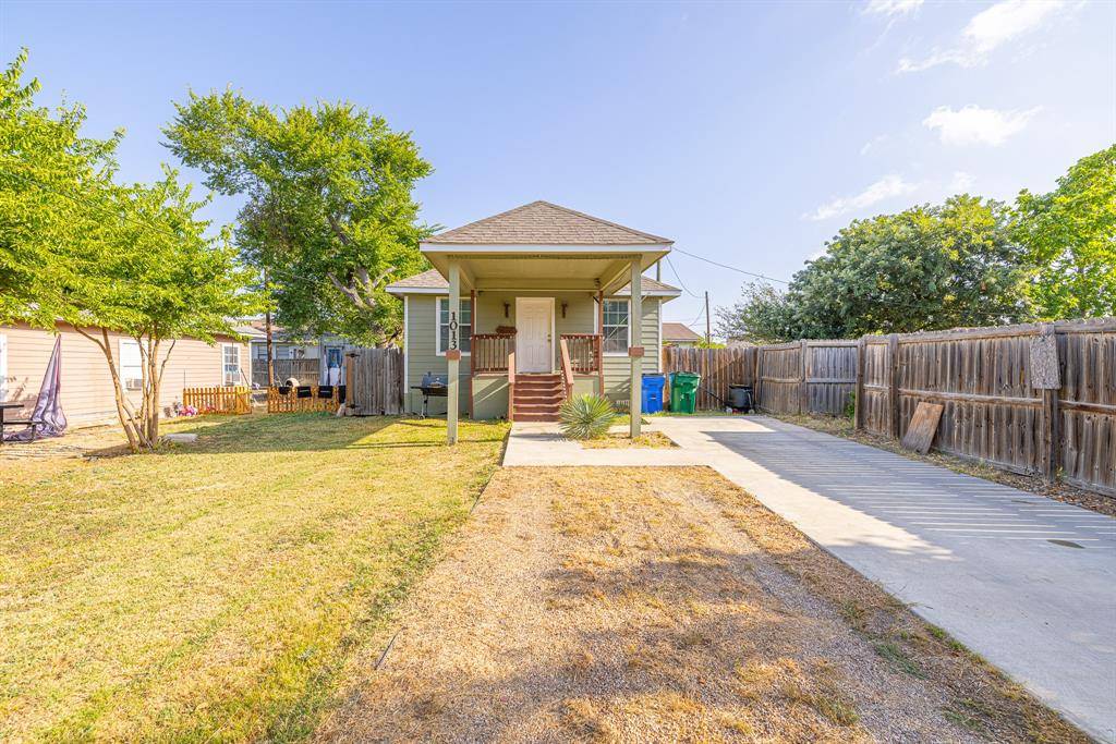 1013 Price ST, Taylor, TX 76574