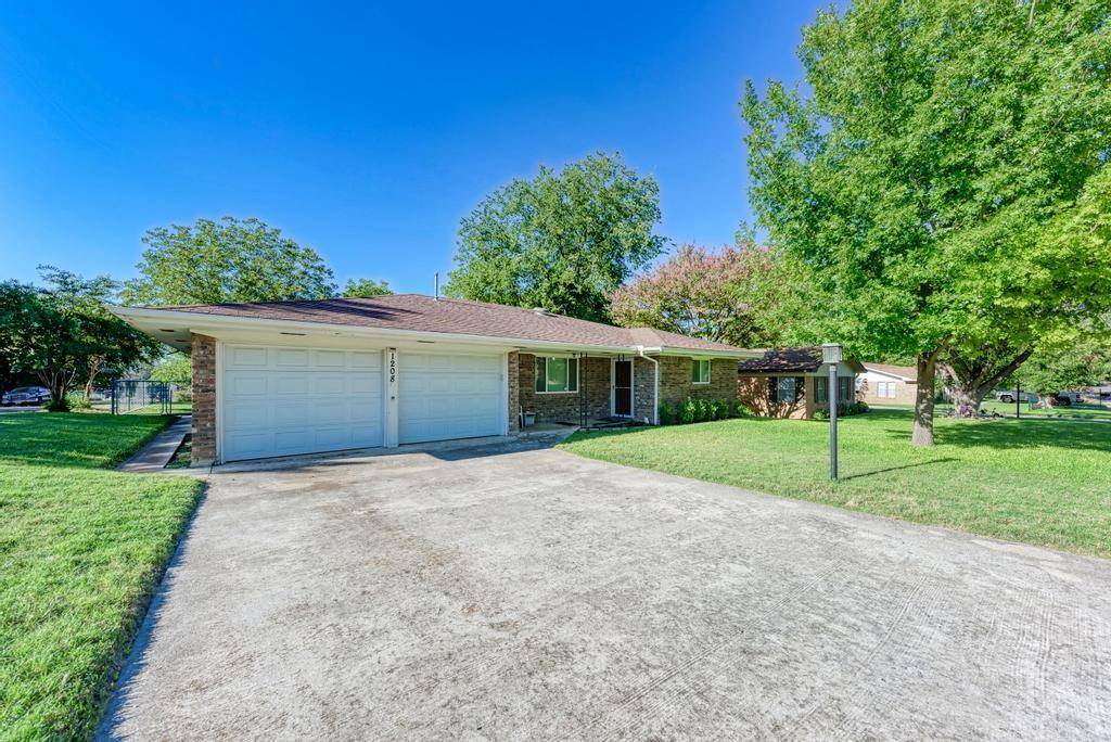 1208 W Avenue B, Lampasas, TX 76550
