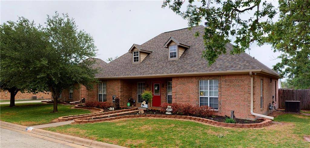 810 Whispering Oaks DR, Giddings, TX 78942