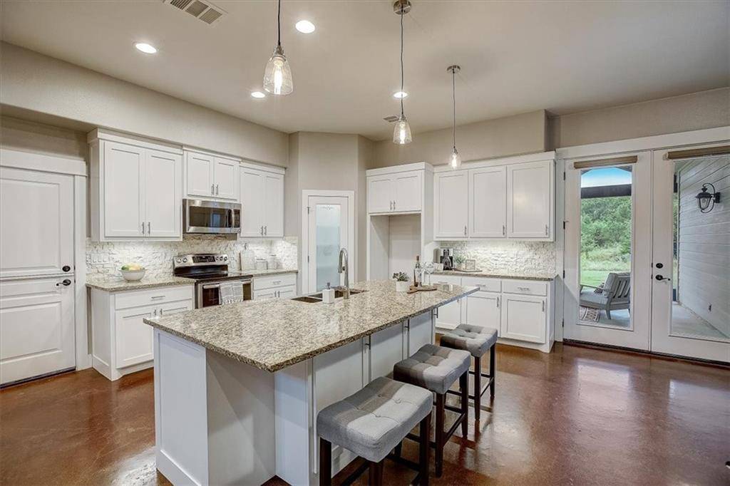 421 Dunkeld DR, Spicewood, TX 78669
