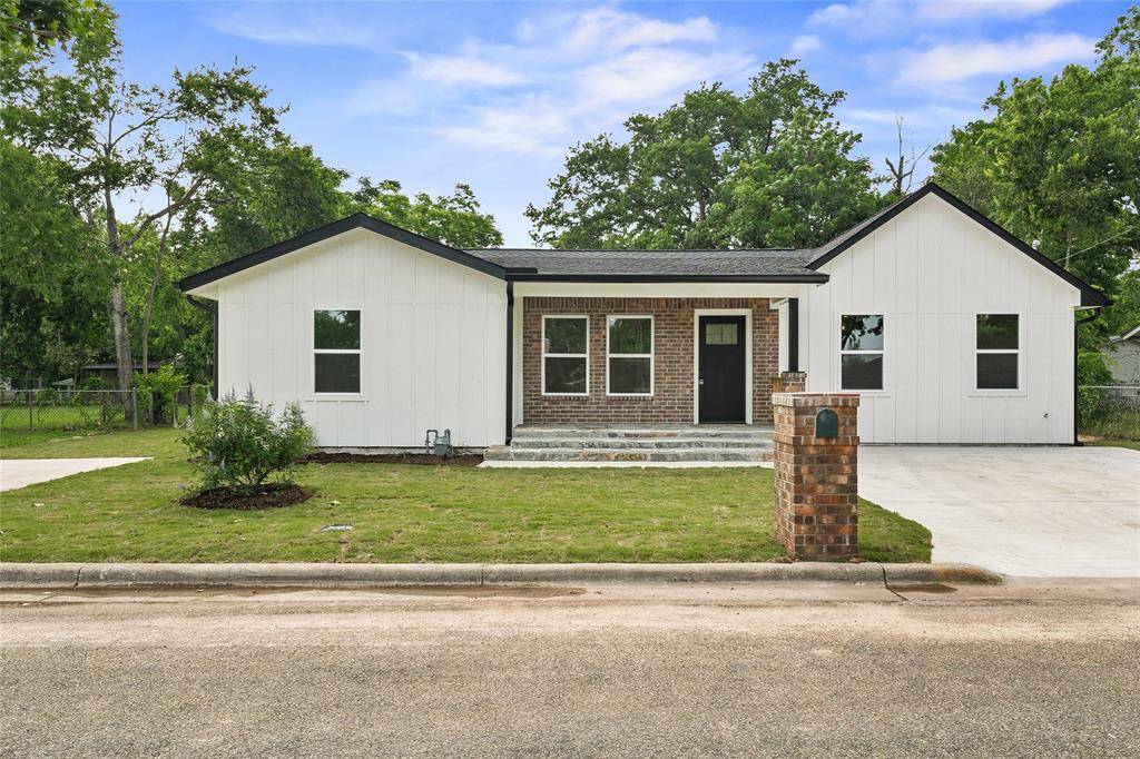 1704 N Hoover Ave, Cameron, TX 76520