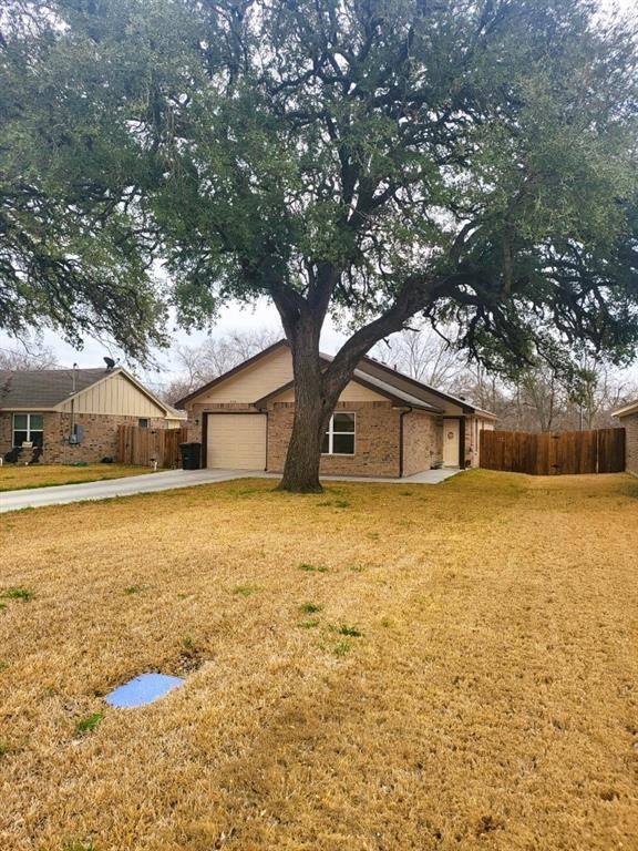 906 E Avenue B, Lampasas, TX 76550