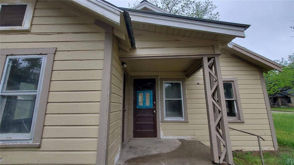 405 W Davilla Ave, Rockdale, TX 76567