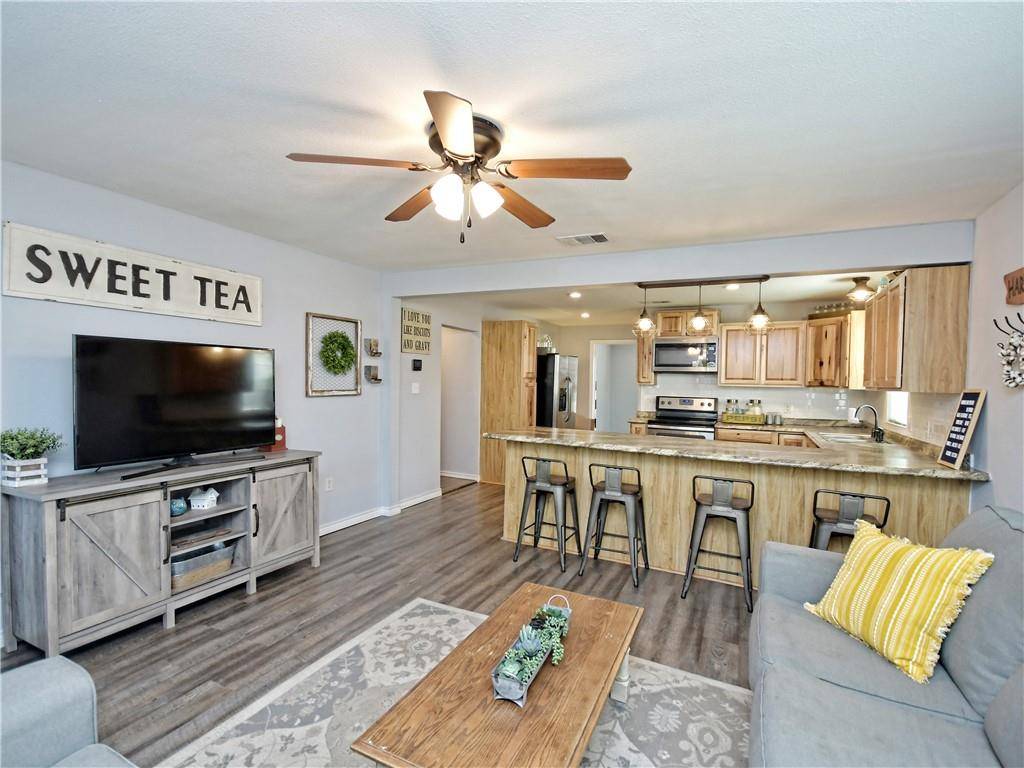 609 Dickson ST, Lexington, TX 78947