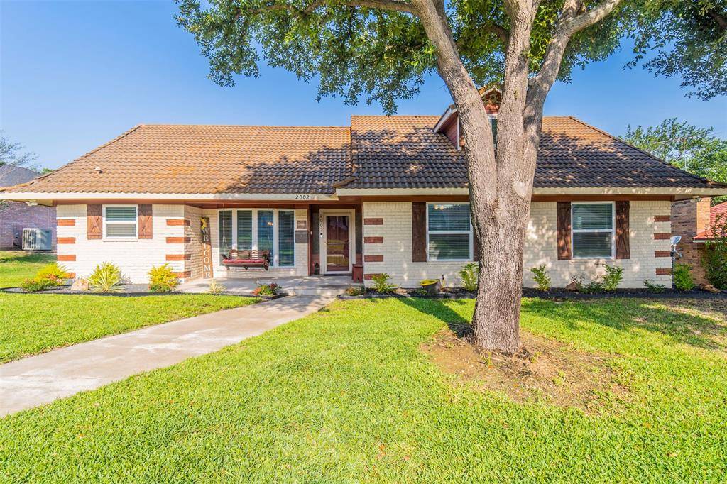 2002 Wellington DR, Grand Prairie, TX 75051