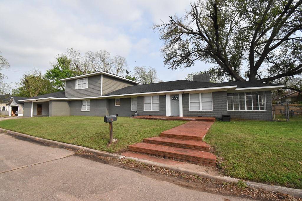 717 Cedar Ave, Rockdale, TX 76567