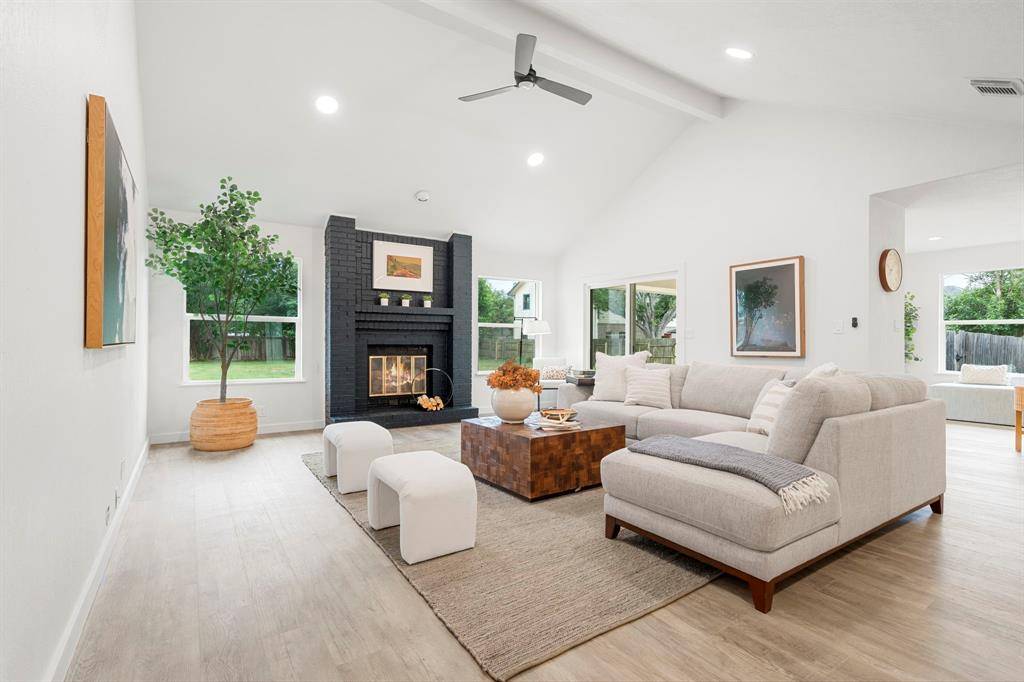 604 Leisurewoods DR, Buda, TX 78610