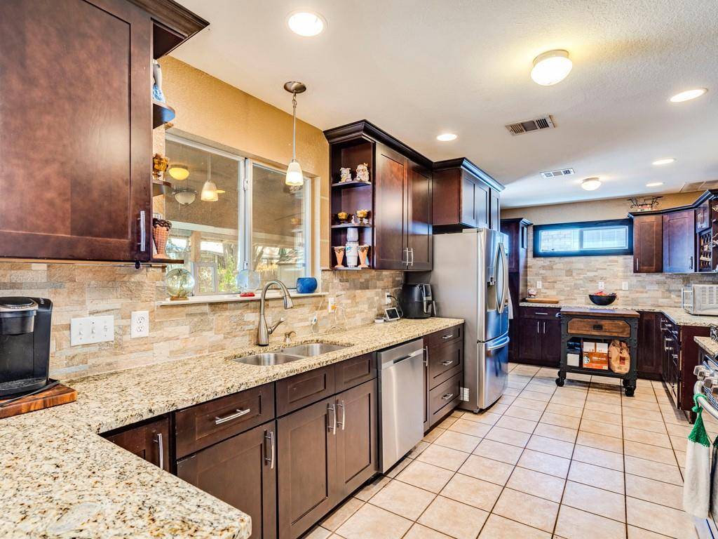 2424 Roundabout LN, Round Rock, TX 78664