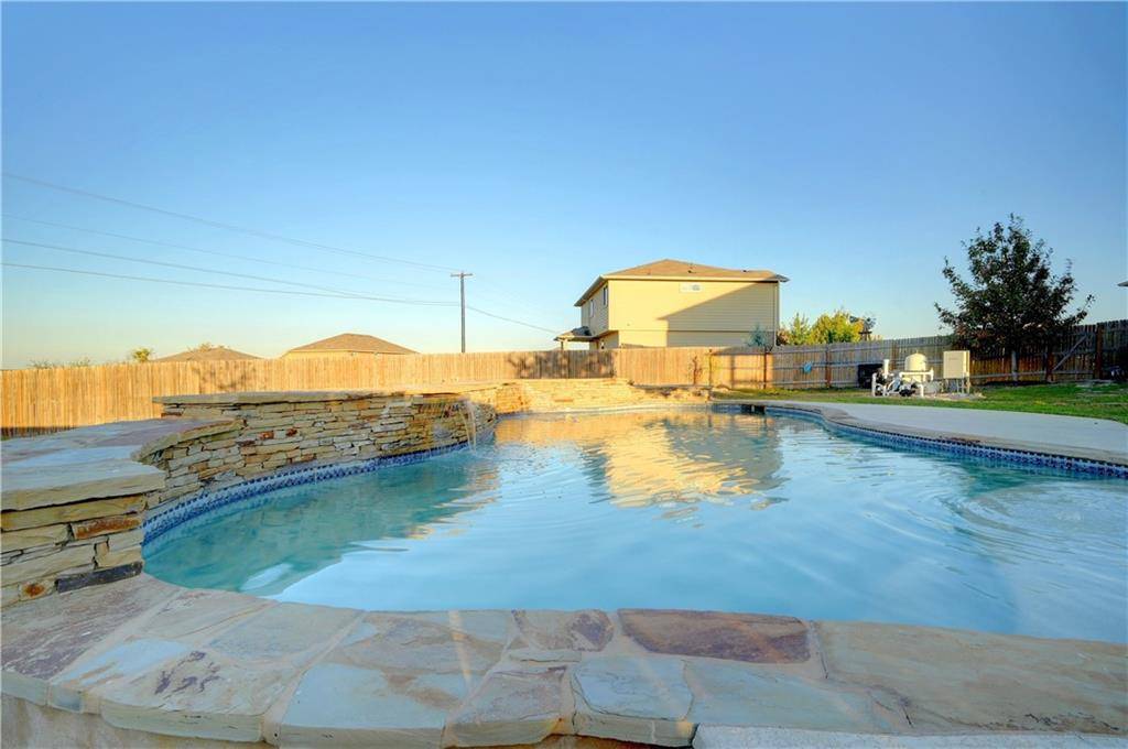 122 Leon River LOOP, Hutto, TX 78634
