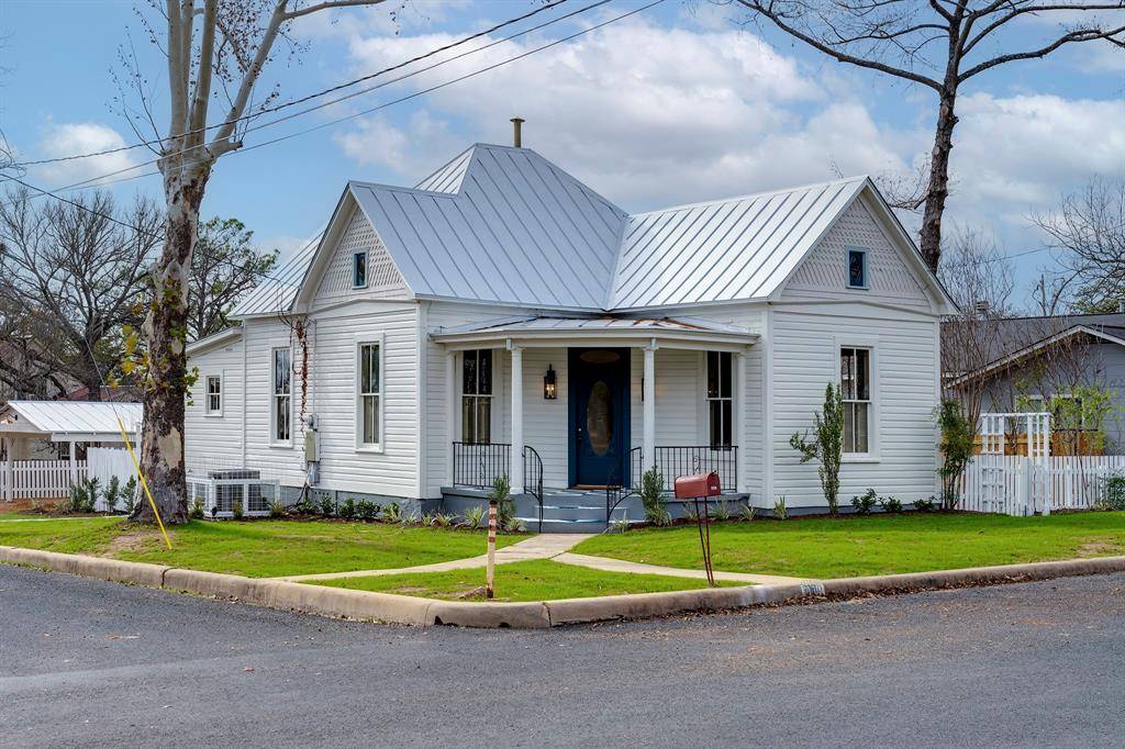 409 E College ST, Fredericksburg, TX 78624