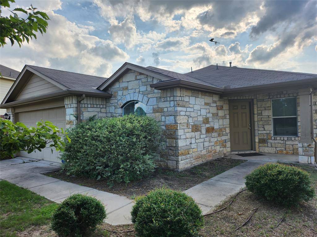 203 N Hunting Lodge LN, Bastrop, TX 78602