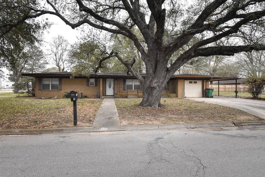 301 Calhoun DR, Rockdale, TX 76567