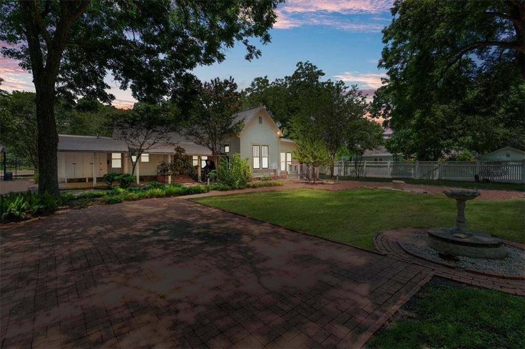 1301 W Lake DR, Taylor, TX 76574