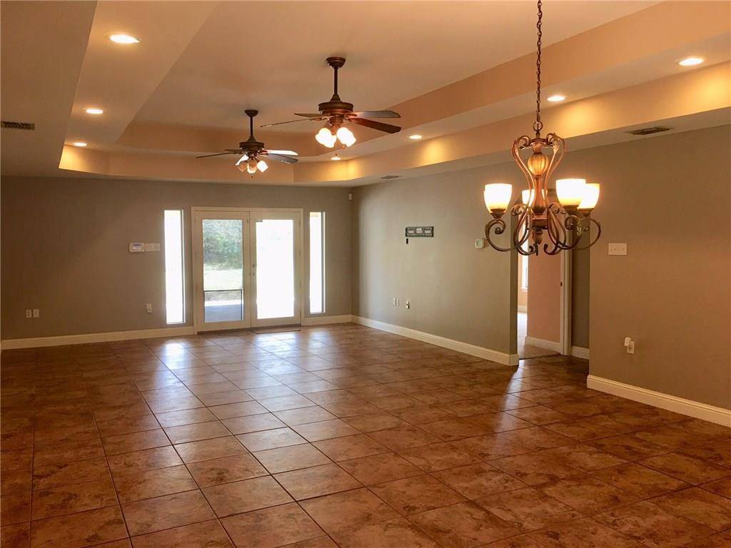 907 Belaire ST, Floresville, TX 78114